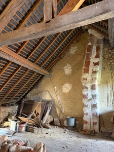 Maison à restaurer de 51m² avec possibilité de 46m² supplémentaire + dépendances sur 3674m² de terrain 37500€