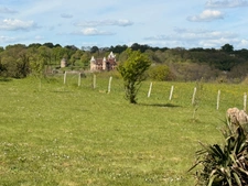 Pavillon de 68m² 2 chambres avec vue exceptionnelle sur vallée et chateau de Puyguillon 2998m² de terrain 117 500€