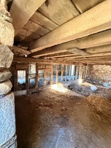 EN EXCLUSIVITE ! Maison en pierre à finir de restaurer, 73m² avec grange sur terrain de 2 200 m²