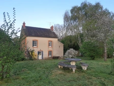 Maison en pierre 105m², 3 chambres sur 1 hectare de terrain + 3ha de terrain indépendants supplémentaires 78 000 €