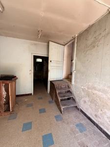 EN EXCLUSIVITE ! Ancienne petite ferme à restaurer 66m² avec dépandances terrain 2238m² 24500€