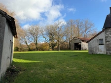 Maison à restaurer de 51m² avec possibilité de 46m² supplémentaire + dépendances sur 3674m² de terrain 37500€