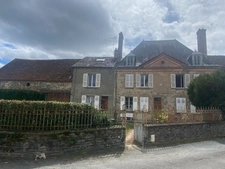 Demeure de 284m², 11 pièces, 7 chambres avec 600m² de dépendances, terrain de 2200m² 211 000 €