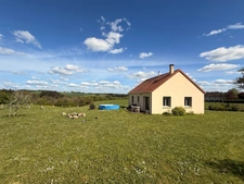 Pavillon de 68m² 2 chambres avec vue exceptionnelle sur vallée et chateau de Puyguillon 2998m² de terrain 117 500€