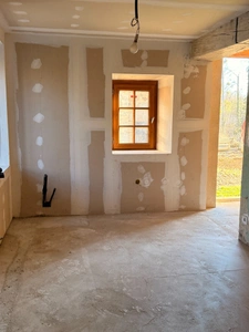 EN EXCLUSIVITE ! Maison en pierre à finir de restaurer, 73m² avec grange sur terrain de 2 200 m²