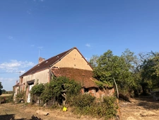 EN EXCLUSIVITE ! Ancienne petite ferme à restaurer 66m² avec dépandances terrain 2238m² 24500€