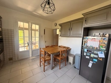 Pavillon sur sous sol de 170m², 5 chambres, piscine sur terrain de 2000m² 197 000 €