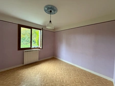 Pavillon sur sous sol, 118m², 3 chambres avec véranda sur 2721m² de terrain 128 000 €