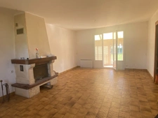 Pavillon surélevé de 135m² sur sous-sol de 90m², 4 chambres, 2 garages, terrain de 630m², 131 500 €