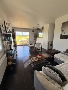Pavillon de 68m² 2 chambres avec vue exceptionnelle sur vallée et chateau de Puyguillon 2998m² de terrain 117 500€