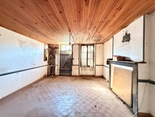EN EXCLUSIVITE ! Ancienne petite ferme à restaurer 66m² avec dépandances terrain 2238m² 24500€