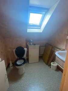 Pavillon surélevé de 135m² sur sous-sol de 90m², 4 chambres, 2 garages, terrain de 630m², 131 500 €