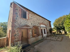 EN EXCLUSIVITE ! Authentique bâtisse en pierre 93m², sur près d'un hectare de terrain bordé par la rivière 79 900 €