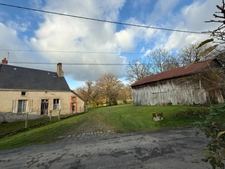 Maison à restaurer de 51m² avec possibilité de 46m² supplémentaire + dépendances sur 3674m² de terrain 37500€