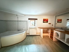 BELLE OPPORTUNITE ! Maison en pierre de 165m², pleine de charme, 4 chambres, Cour intérieure de 379m² 93 000 €