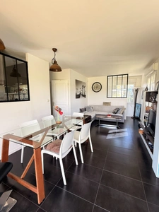 Pavillon de 68m² 2 chambres avec vue exceptionnelle sur vallée et chateau de Puyguillon 2998m² de terrain 117 500€