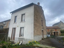 Maison de village, 103m², 3 chambres, terrasse et jardinet avec 2 garages 69 900 €