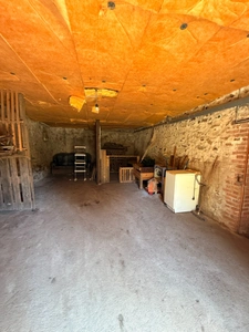 EN EXCLUSIVITE ! Authentique bâtisse en pierre 93m², sur près d'un hectare de terrain bordé par la rivière 79 900 €