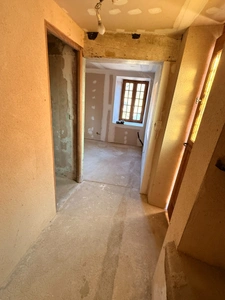 EN EXCLUSIVITE ! Maison en pierre à finir de restaurer, 73m² avec grange sur terrain de 2 200 m²