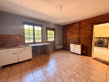 EN EXCLUSIVITE ! Authentique bâtisse en pierre 93m², sur près d'un hectare de terrain bordé par la rivière 79 900 €