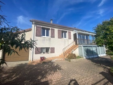 Pavillon surélevé de 135m² sur sous-sol de 90m², 4 chambres, 2 garages, terrain de 630m², 131 500 €