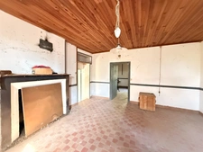 EN EXCLUSIVITE ! Ancienne petite ferme à restaurer 66m² avec dépandances terrain 2238m² 24500€