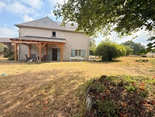 Maison de caractère en pierre, 121 m², 5 chambres avec belles dépendances sur 6 688 m² de terrain 148 500 €