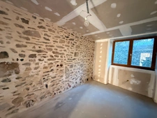 EN EXCLUSIVITE ! Maison en pierre à finir de restaurer, 73m² avec grange sur terrain de 2 200 m²