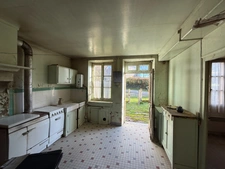 Maison à restaurer de 51m² avec possibilité de 46m² supplémentaire + dépendances sur 3674m² de terrain 37500€