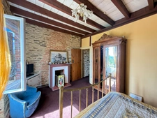  Manoir de 170m² avec son annexe de 50m² et ses dépendances sur terrain de 3 423m² 244 000 €