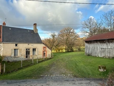 Maison à restaurer de 51m² avec possibilité de 46m² supplémentaire + dépendances sur 3674m² de terrain 37500€