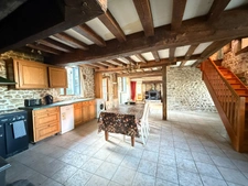 BELLE OPPORTUNITE ! Maison en pierre de 165m², pleine de charme, 4 chambres, Cour intérieure de 379m² 93 000 €