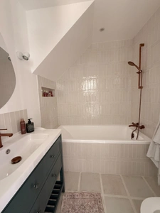 Maison en pierre entièrement rénovée, 95m², avec dépendances, terrain de 1154m² 148 000 €
