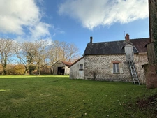 Maison à restaurer de 51m² avec possibilité de 46m² supplémentaire + dépendances sur 3674m² de terrain 37500€