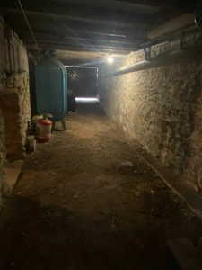 Maison en pierre, 95 m², avec cave et dépendances sur 636 m² de terrain 75 000 €