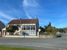 Pavillon surélevé de 135m² sur sous-sol de 90m², 4 chambres, 2 garages, terrain de 630m², 131 500 €