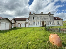 EN EXCLUSIVITE Très belle propriété de 215m² avec piscine et dépendances sur 3000 m² de terrain 199 990 €