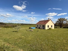 Pavillon de 68m² 2 chambres avec vue exceptionnelle sur vallée et chateau de Puyguillon 2998m² de terrain 117 500€