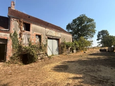 EN EXCLUSIVITE ! Ancienne petite ferme à restaurer 66m² avec dépandances terrain 2238m² 24500€