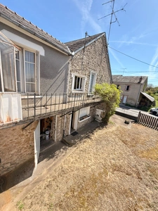EN EXCLUSIVITE ! Maison en pierre de 136m², 2 garages sur terrain de 950m² 71 500 €