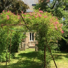 Demeure de 284m², 11 pièces, 7 chambres avec 600m² de dépendances, terrain de 2200m² 211 000 €