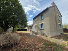 Maison de village 82m², 4 chambres, avec dépendances et jardin de 826m² 79 900 €