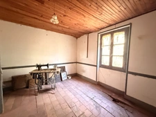 EN EXCLUSIVITE ! Ancienne petite ferme à restaurer 66m² avec dépandances terrain 2238m² 24500€