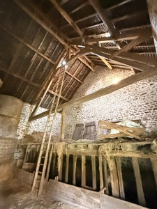 EN EXCLUSIVITE Maison en pierre de 113m² avec grange sur 2,4ha de terrain 128 000 €