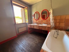 EN EXCLUSIVITE ! Authentique bâtisse en pierre 93m², sur près d'un hectare de terrain bordé par la rivière 79 900 €