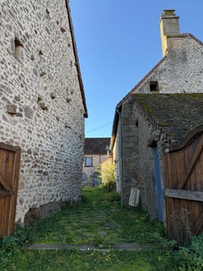 BELLE OPPORTUNITE ! Maison en pierre de 165m², pleine de charme, 4 chambres, Cour intérieure de 379m² 93 000 €