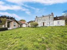 EN EXCLUSIVITE Très belle propriété de 215m² avec piscine et dépendances sur 3000 m² de terrain 199 990 €