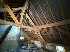 Maison à restaurer de 51m² avec possibilité de 46m² supplémentaire + dépendances sur 3674m² de terrain 37500€