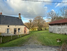 Maison à restaurer de 51m² avec possibilité de 46m² supplémentaire + dépendances sur 3674m² de terrain 37500€