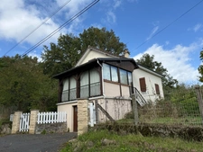 Pavillon sur sous sol, 118m², 3 chambres avec véranda sur 2721m² de terrain 128 000 €